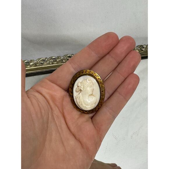 Antique 10K Gold Carved Shell Cameo Brooch Pin - Picture 3 of 8